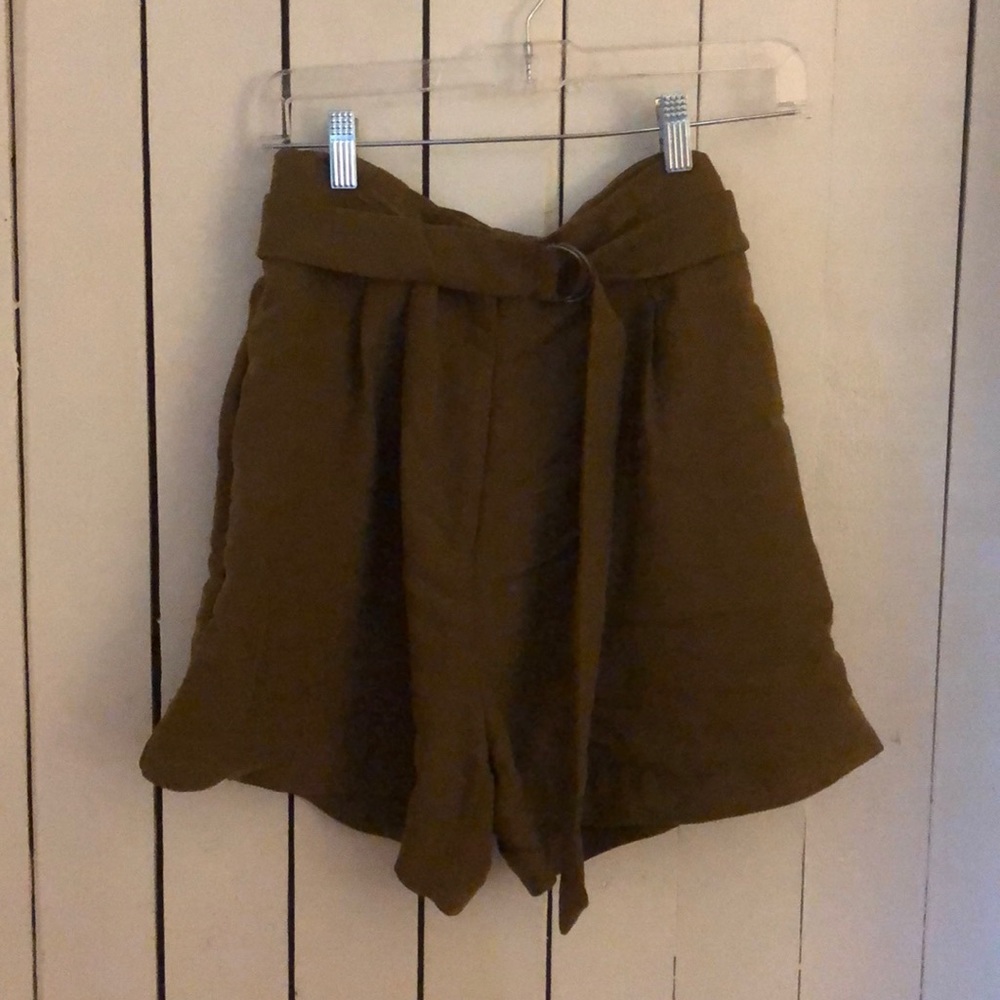 Highwaisted belted shorts